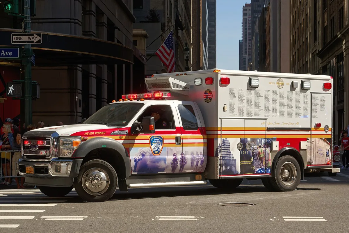 Ambulance van de New York Fire Department rijdt door een straat tussen hoge gebouwen in New York City